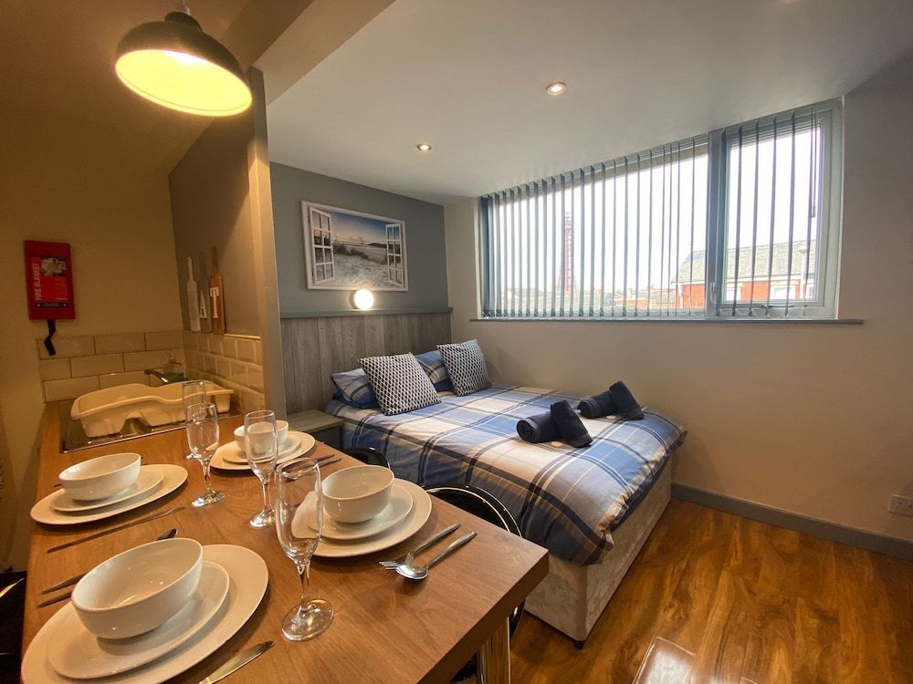 Blackpool Abode - Seaside Suites Deluxe Apartment, Private Bathroom (5) 2