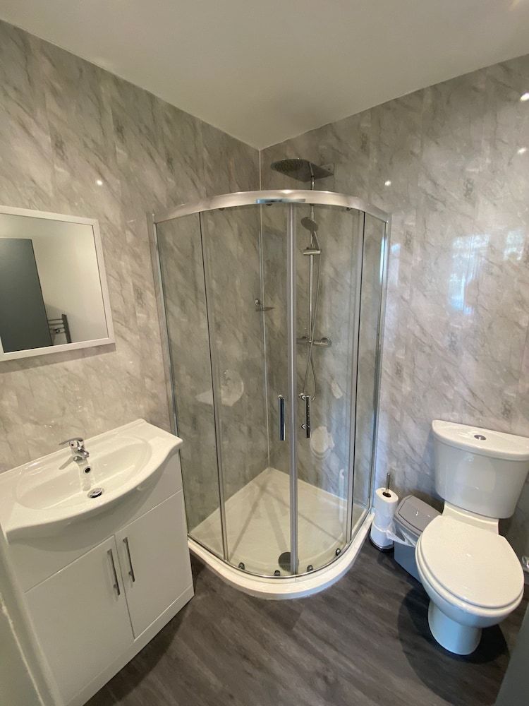 Blackpool Abode - Seaside Suites Superior Apartment, Private Bathroom (1) 12
