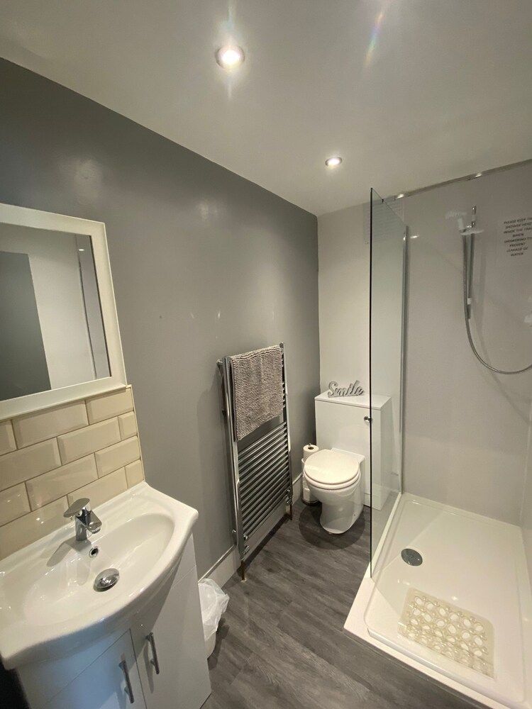 Blackpool Abode - Seaside Suites Deluxe Apartment, Private Bathroom (5) 8