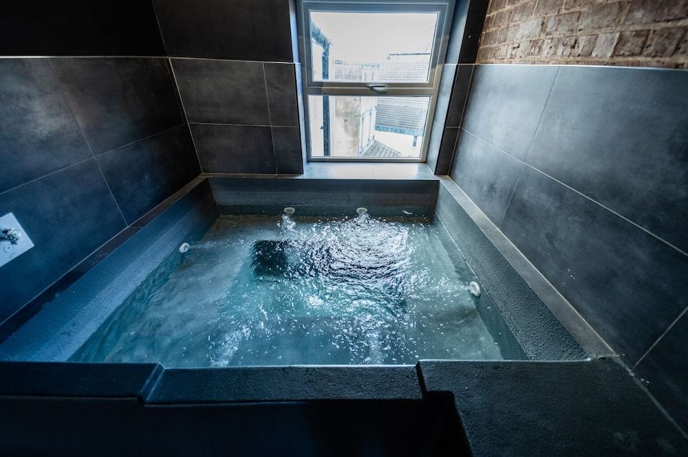 The Loft Sasco Apartments Apartment, Private Bathroom 16