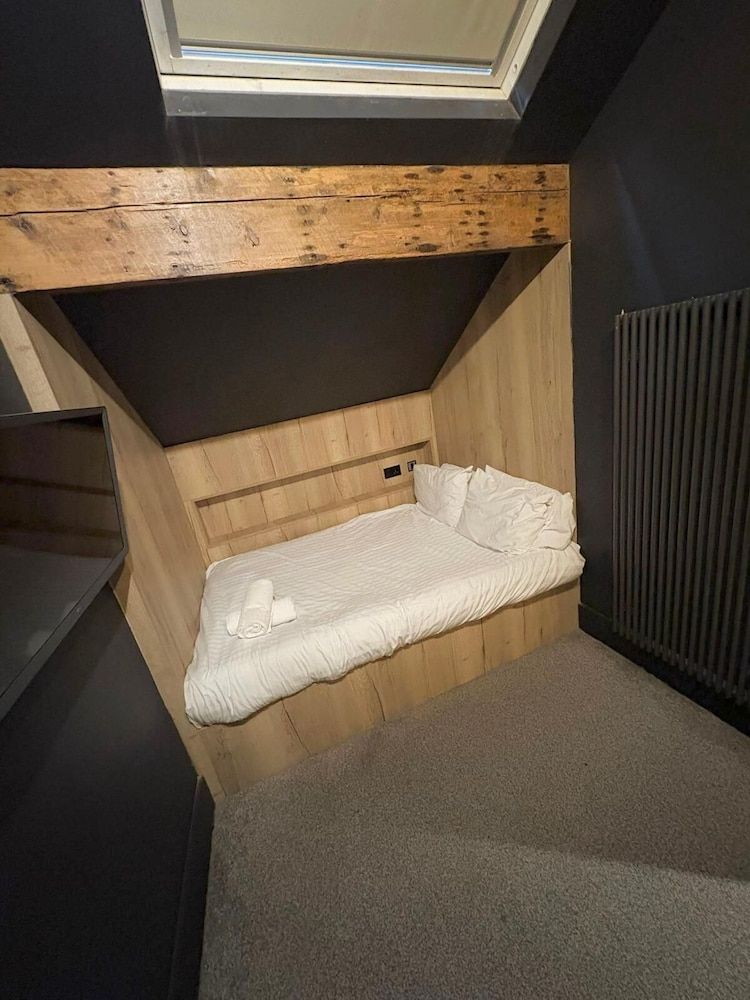 The Loft Sasco Apartments Apartment, Private Bathroom 19