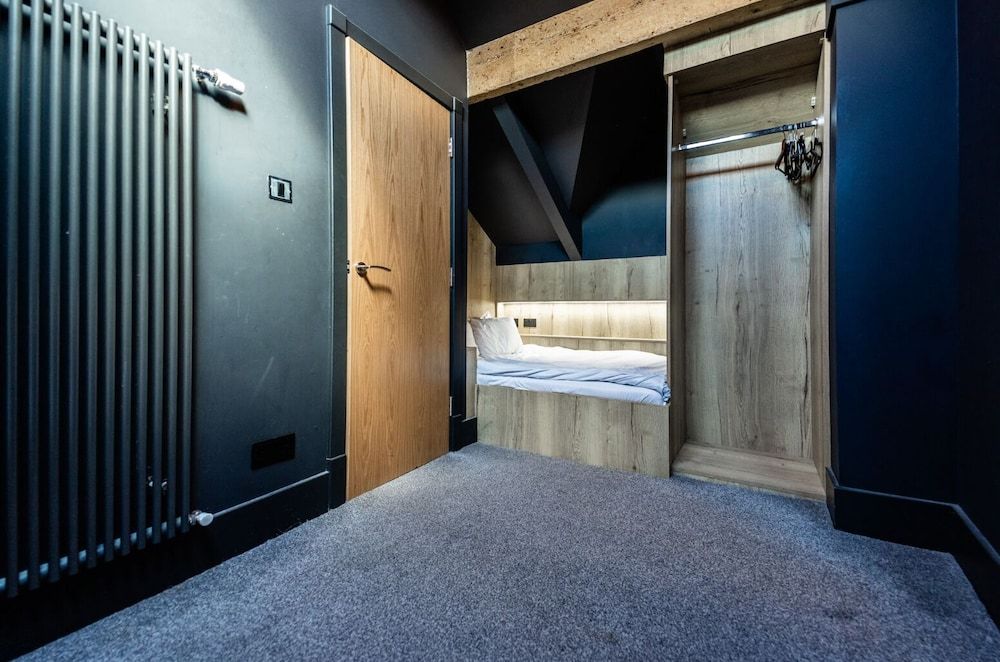 The Loft Sasco Apartments Apartment, Private Bathroom 18