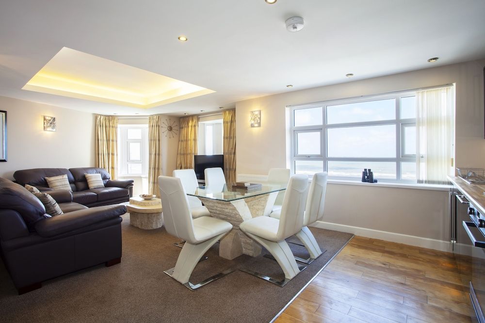 Queens Mansions Apartment (Queen's suite) 15