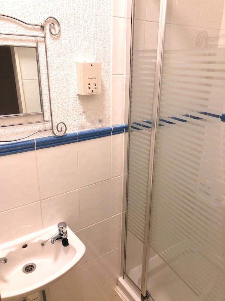 The Bawdens Holiday Apartments Standard Studio, Private Bathroom (Apartment 4) 2