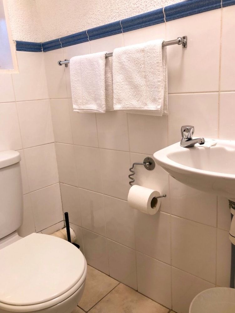 The Bawdens Holiday Apartments Standard Studio, Private Bathroom (Apartment 4) 3