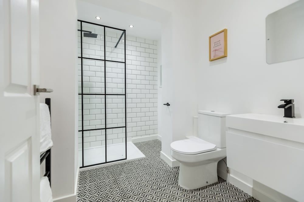 Queen Street Apartments by Sasco Apartment, Ensuite (Forest) 7