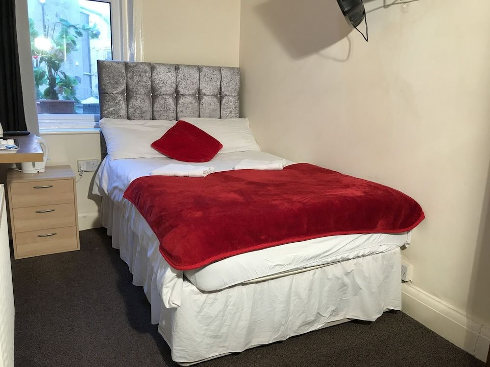 Hello Roomz Economy Double Room, 1 Double Bed 3