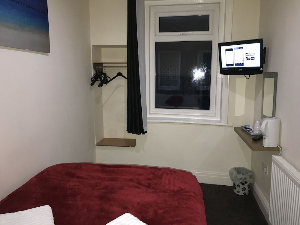 Hello Roomz Economy Double Room, 1 Double Bed 2