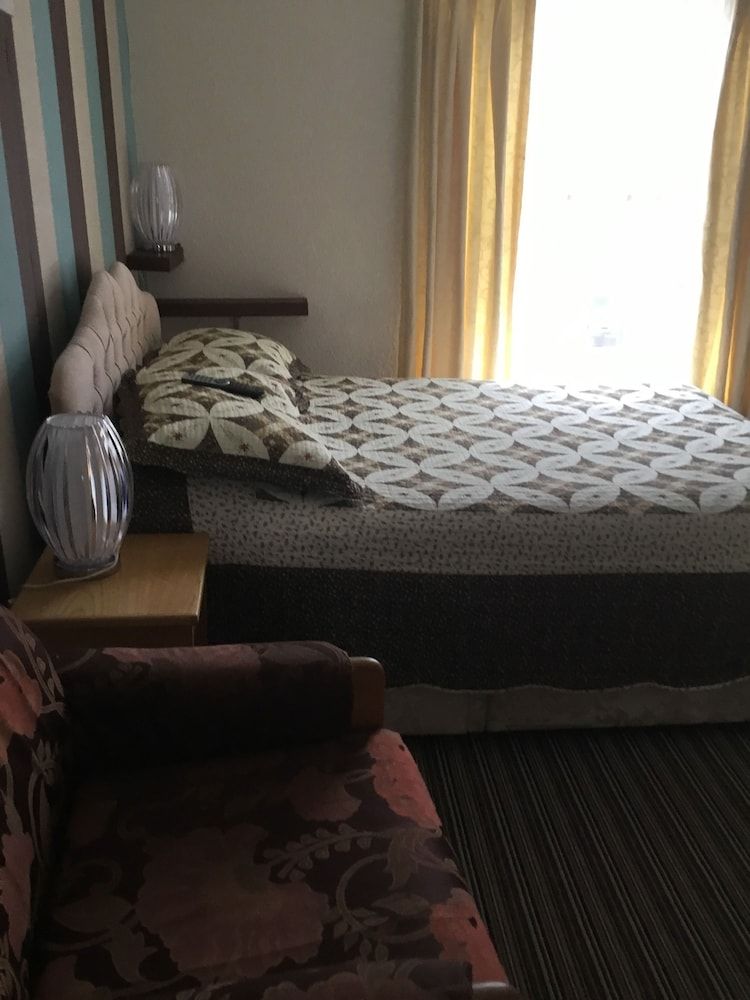 undefined Oakleigh Hotel 5