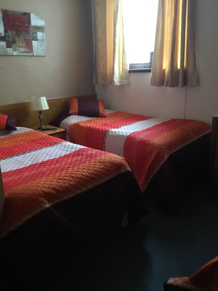 undefined Oakleigh Hotel 6