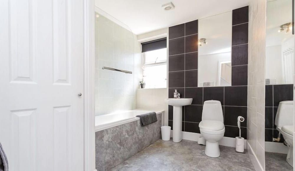 Blackpool Abode - Aurora House, Private Bathroom (Aurora) 17