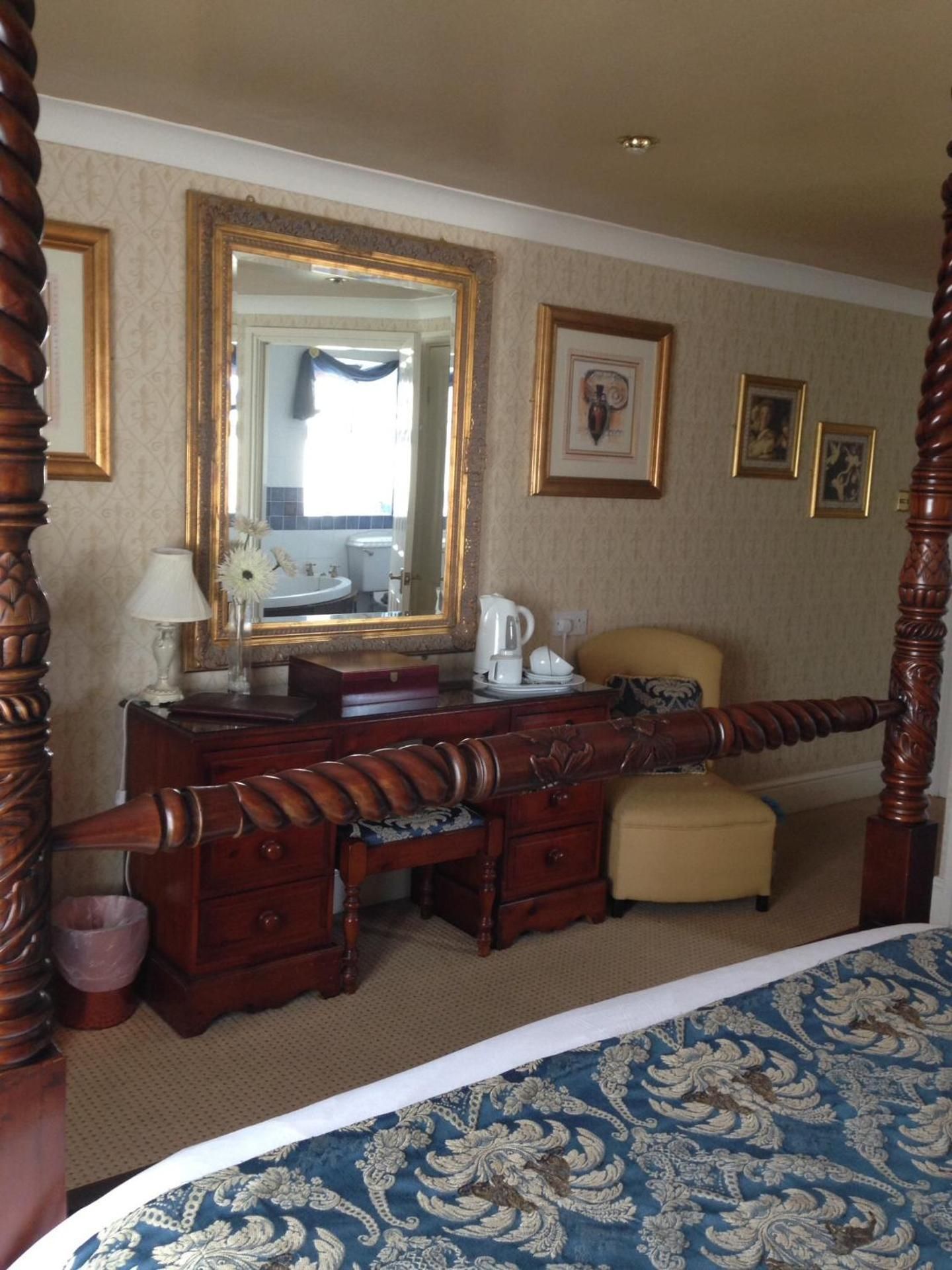 Superior Four-Poster King Room