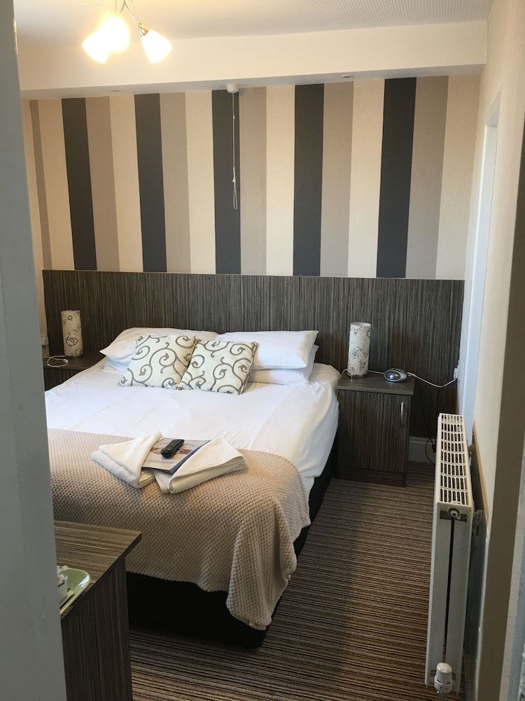 undefined Glenheath Hotel 8