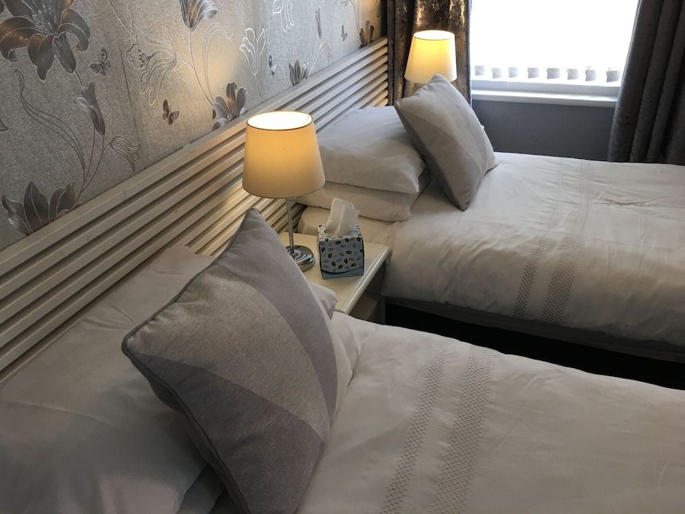 undefined Glenheath Hotel 10