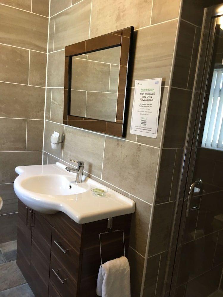 undefined Glenheath Hotel 2