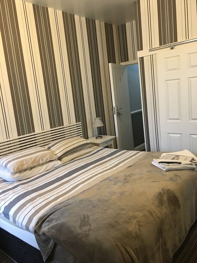 undefined Glenheath Hotel 9