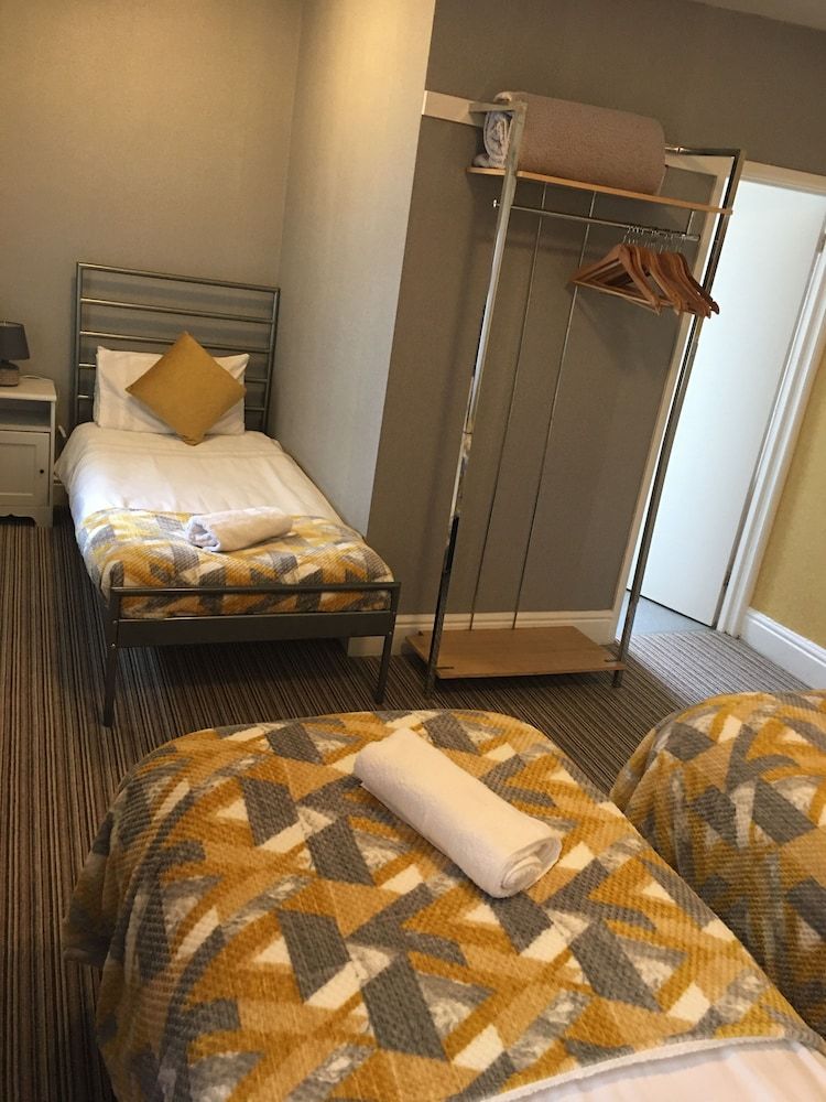 undefined Glenheath Hotel 7