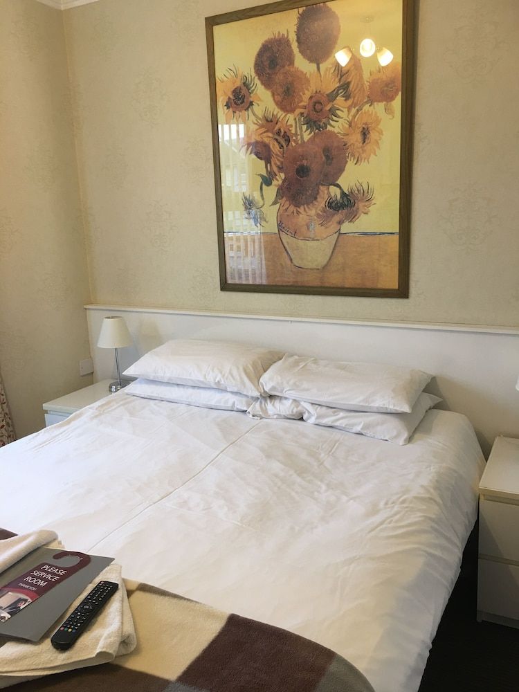 undefined Glenheath Hotel