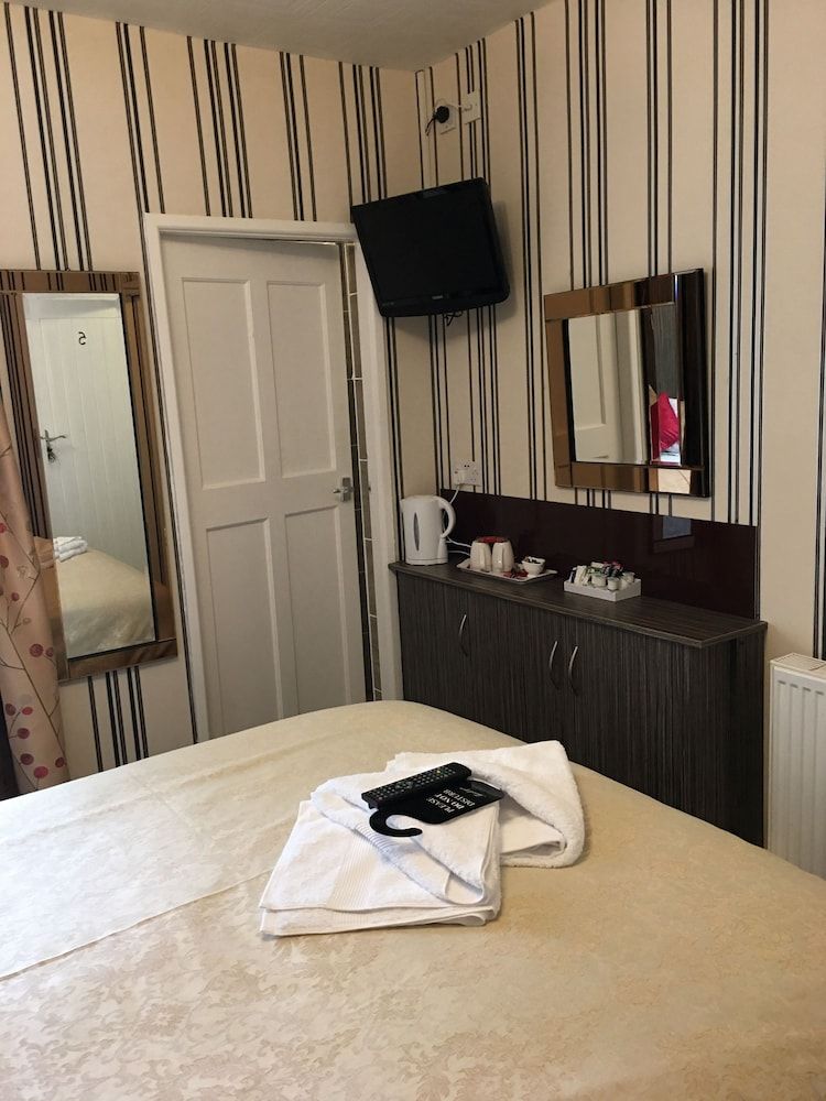 undefined Glenheath Hotel 6