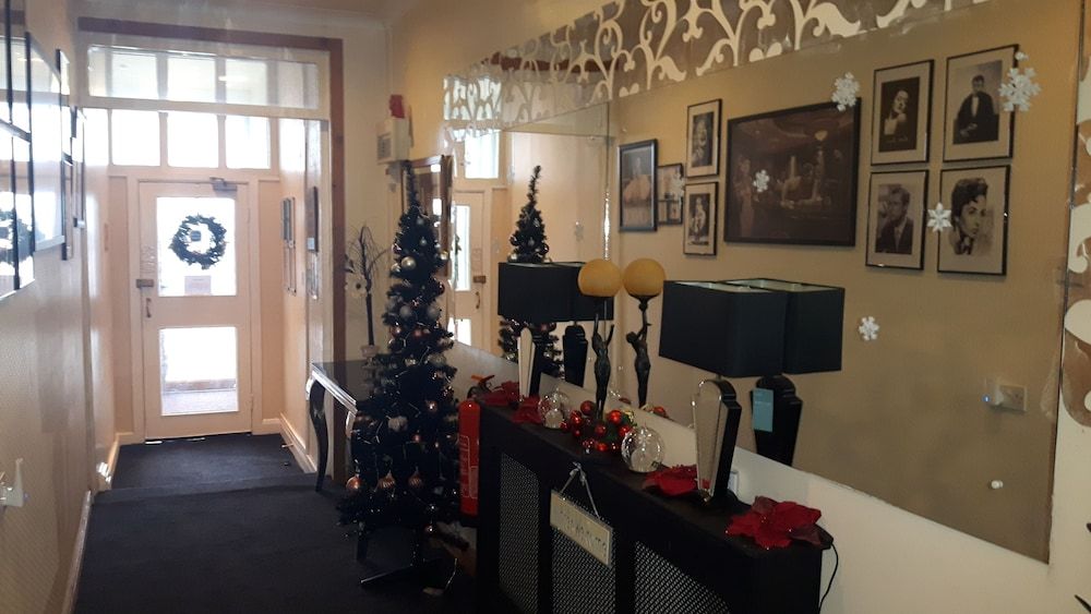 undefined The Hotel Fame 5