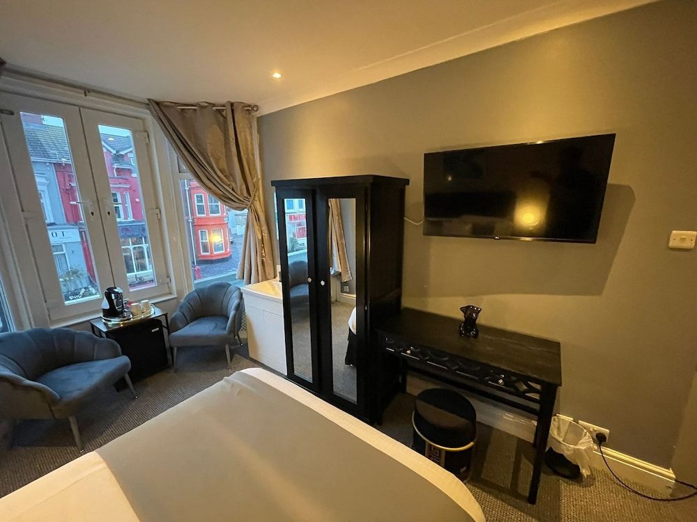 McGraths Blackpool Double Room (The Gatsby) 7
