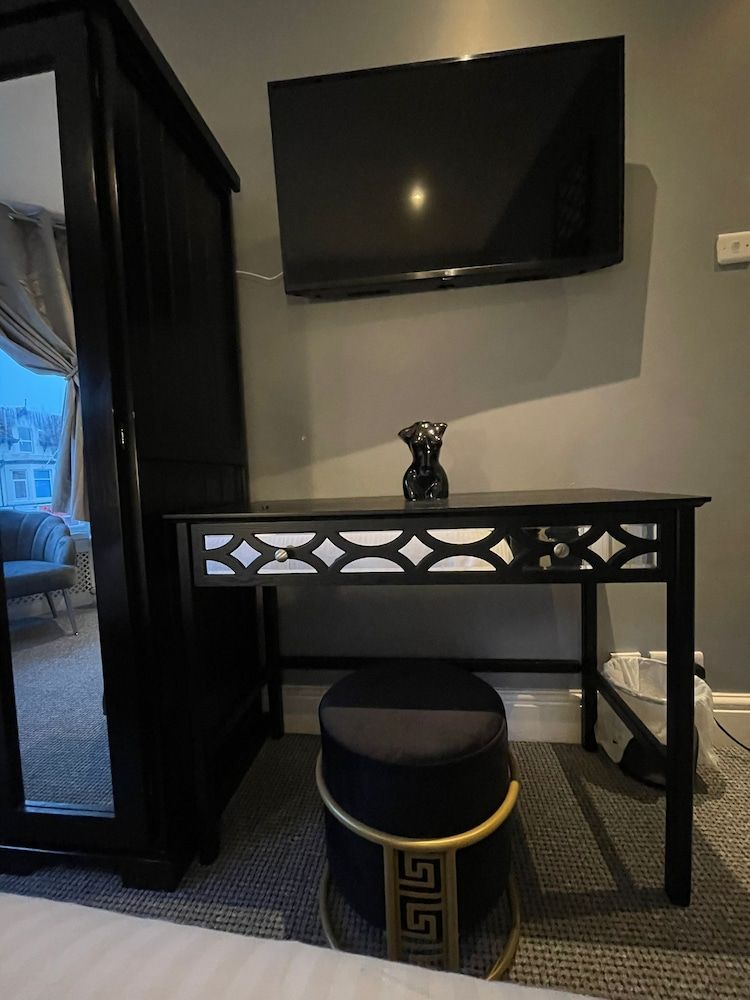 McGraths Blackpool Double Room (The Gatsby) 6