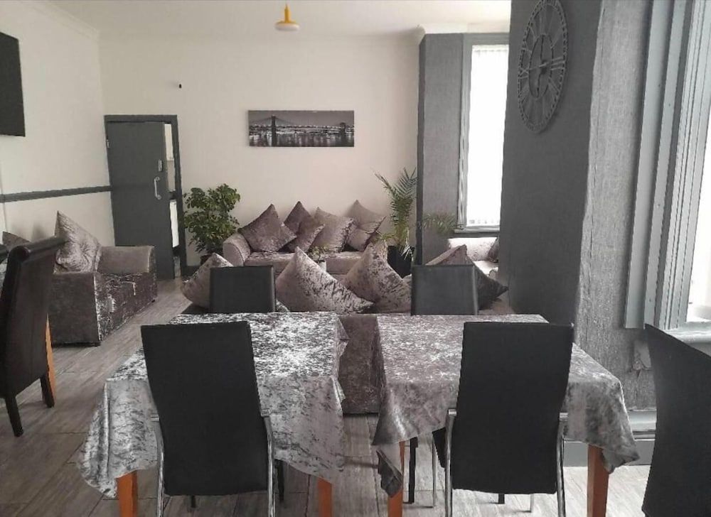 undefined Mr sandmans hotel 4