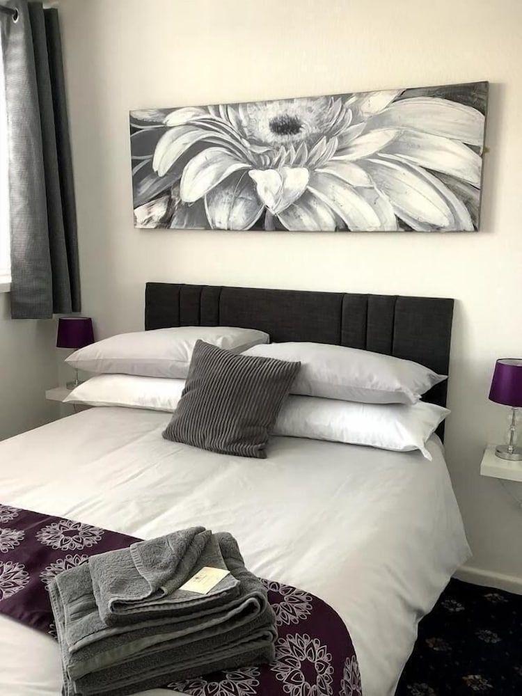 undefined The Sandalwood 10