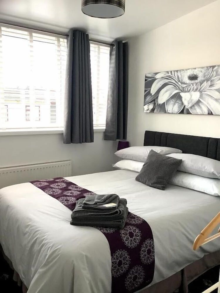 undefined The Sandalwood 9