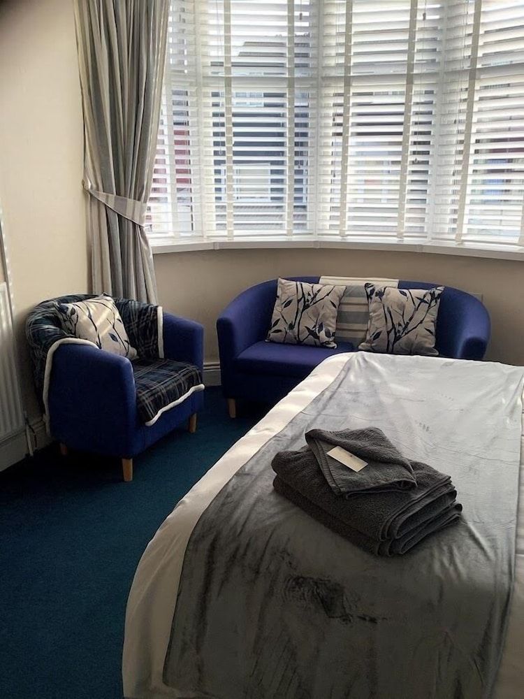 undefined The Sandalwood 8