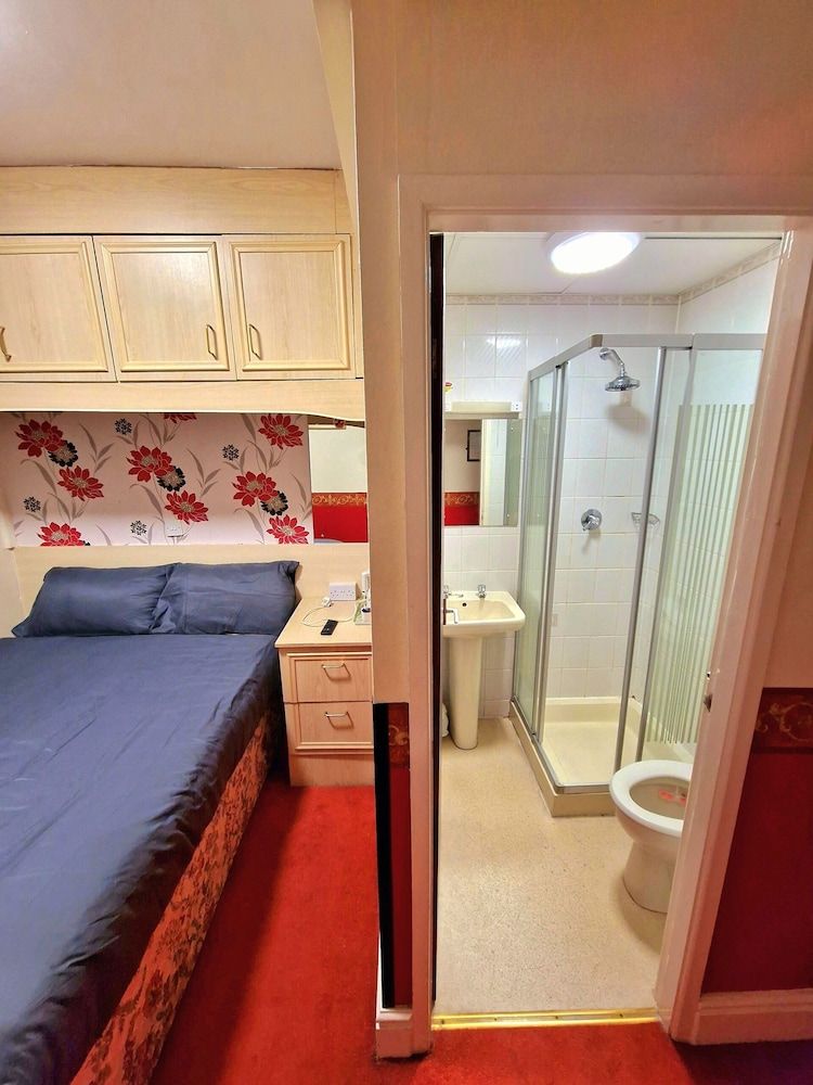 Sleep Well Hotel Basic Double Room, Ensuite 3