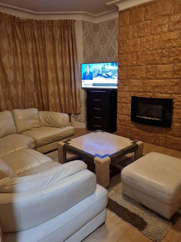 Impeccable 4-bed House in Blackpool House 19