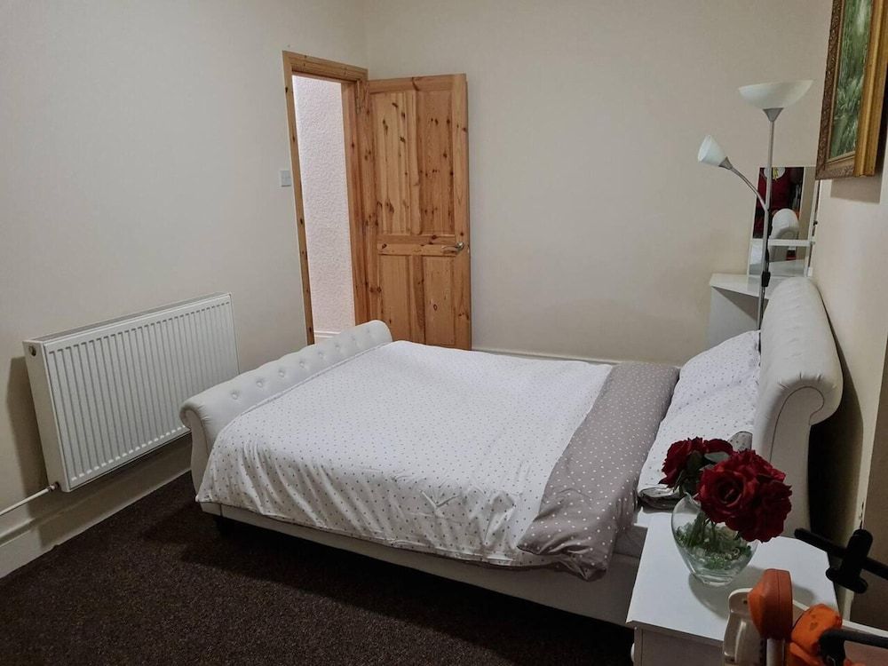 Impeccable 4-bed House in Blackpool House 5