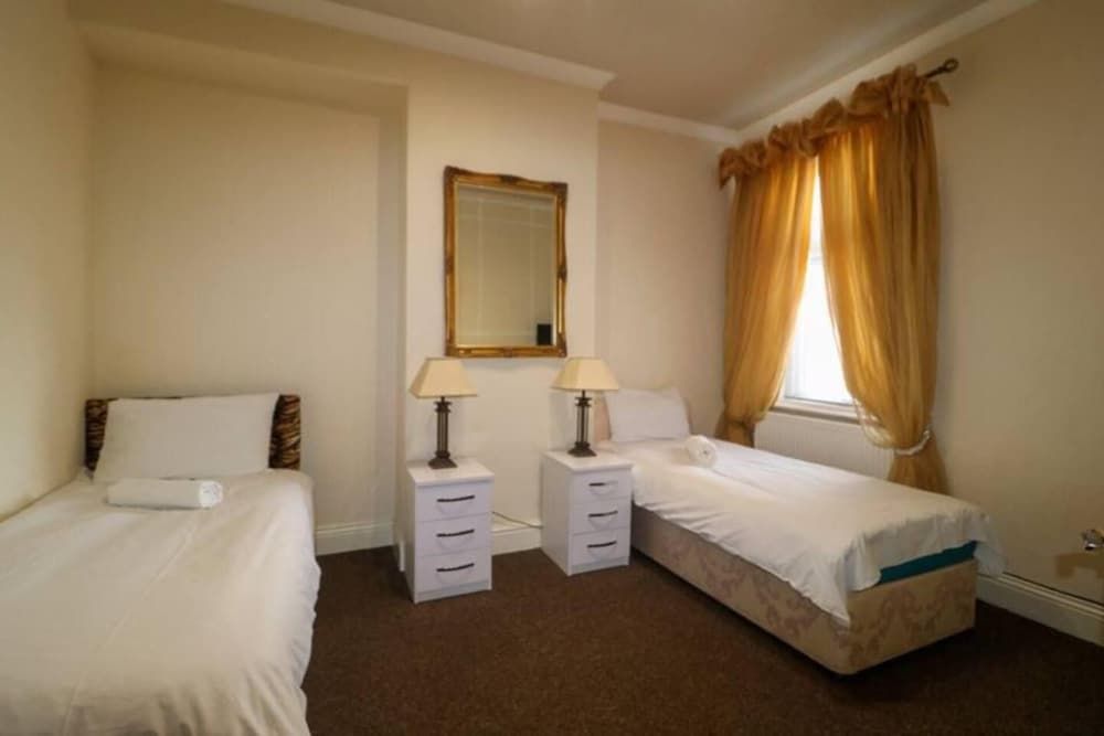 Impeccable 4-bed House in Blackpool House 6