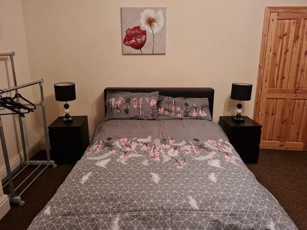 Impeccable 4-bed House in Blackpool House 8