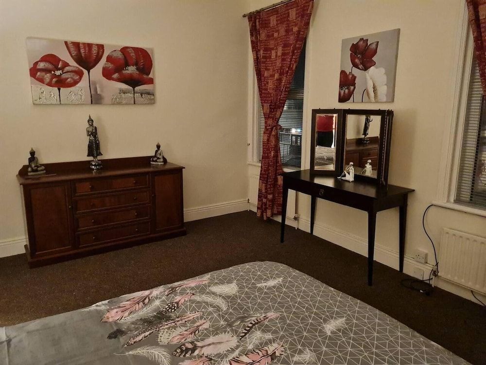 undefined Impeccable 4-bed House in Blackpool 10