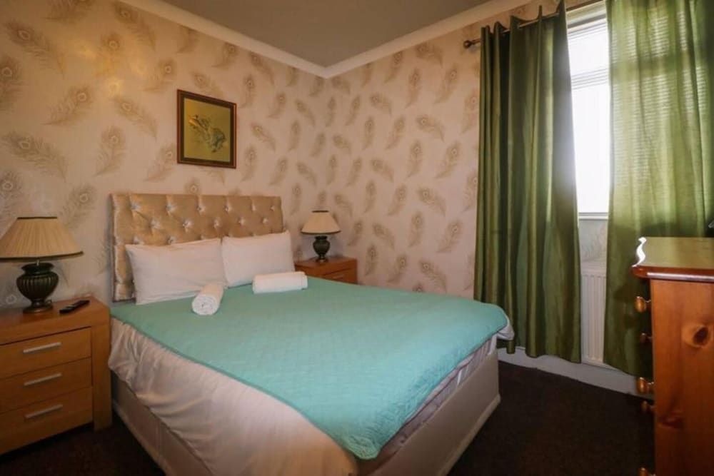 undefined Impeccable 4-bed House in Blackpool 8