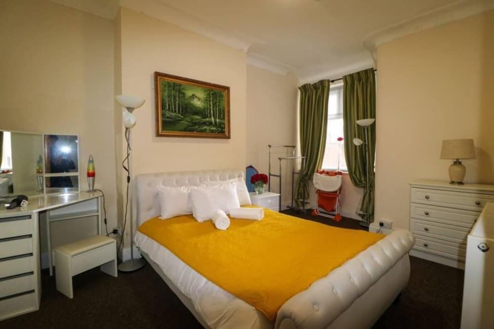 Impeccable 4-bed House in Blackpool House 11