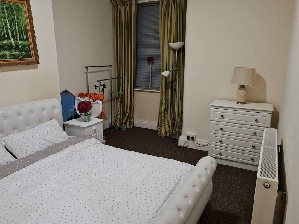 Impeccable 4-bed House in Blackpool House 9