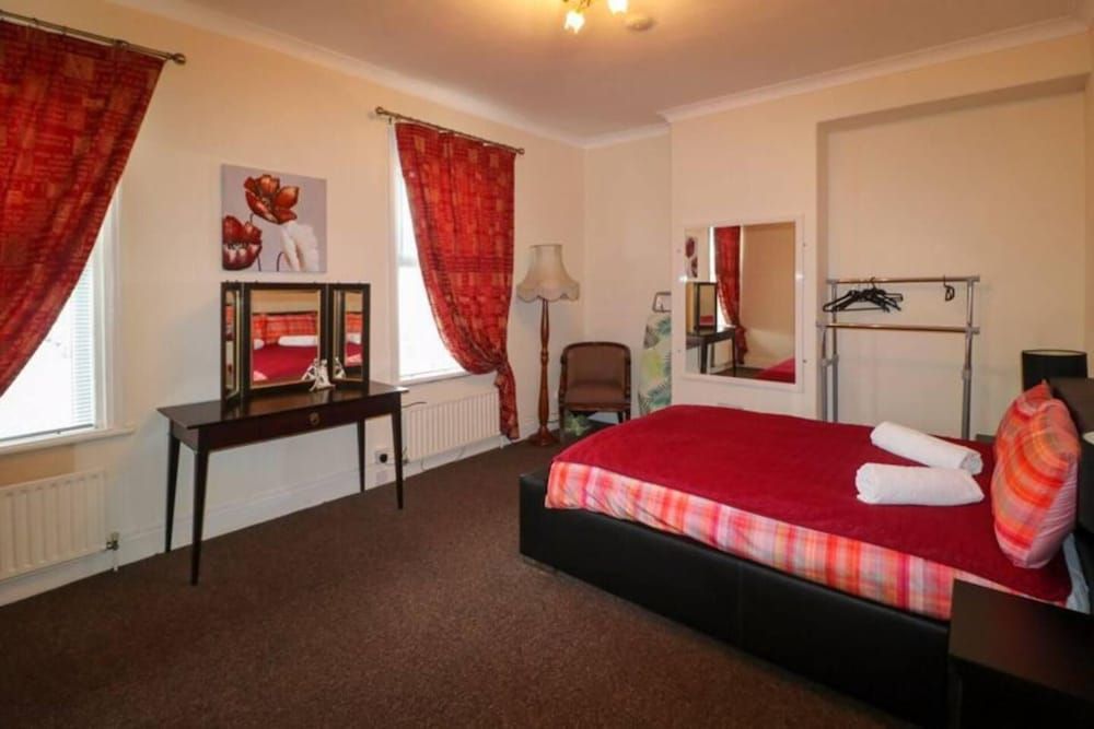 undefined Impeccable 4-bed House in Blackpool 9