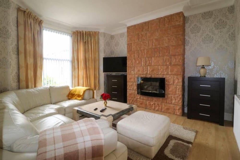 Impeccable 4-bed House in Blackpool House 10