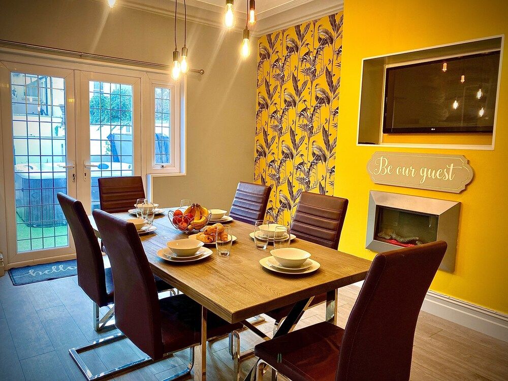 undefined Captivating 4-bed Hot Tub House in Blackpool 4