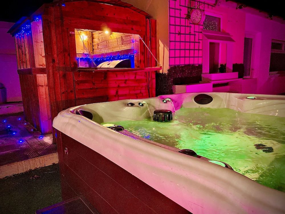 undefined Captivating 4-bed Hot Tub House in Blackpool