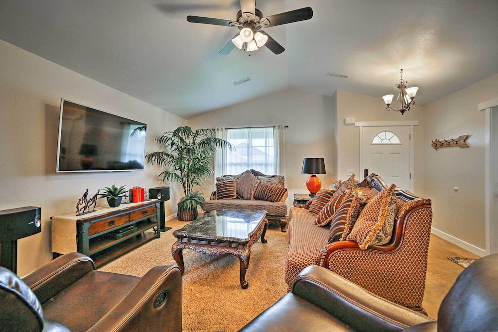 undefined Mountain-view Moab Home w/ Pool & Hot Tub Access! 2