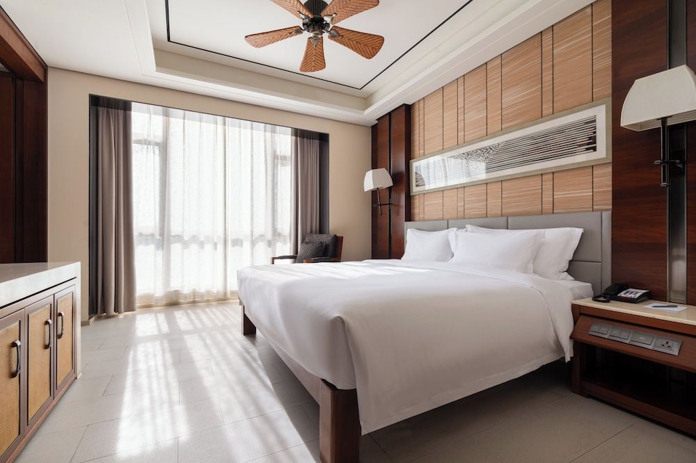 Suite, 2 Bedrooms, Smoking, Club Lounge Access (Bay View)
