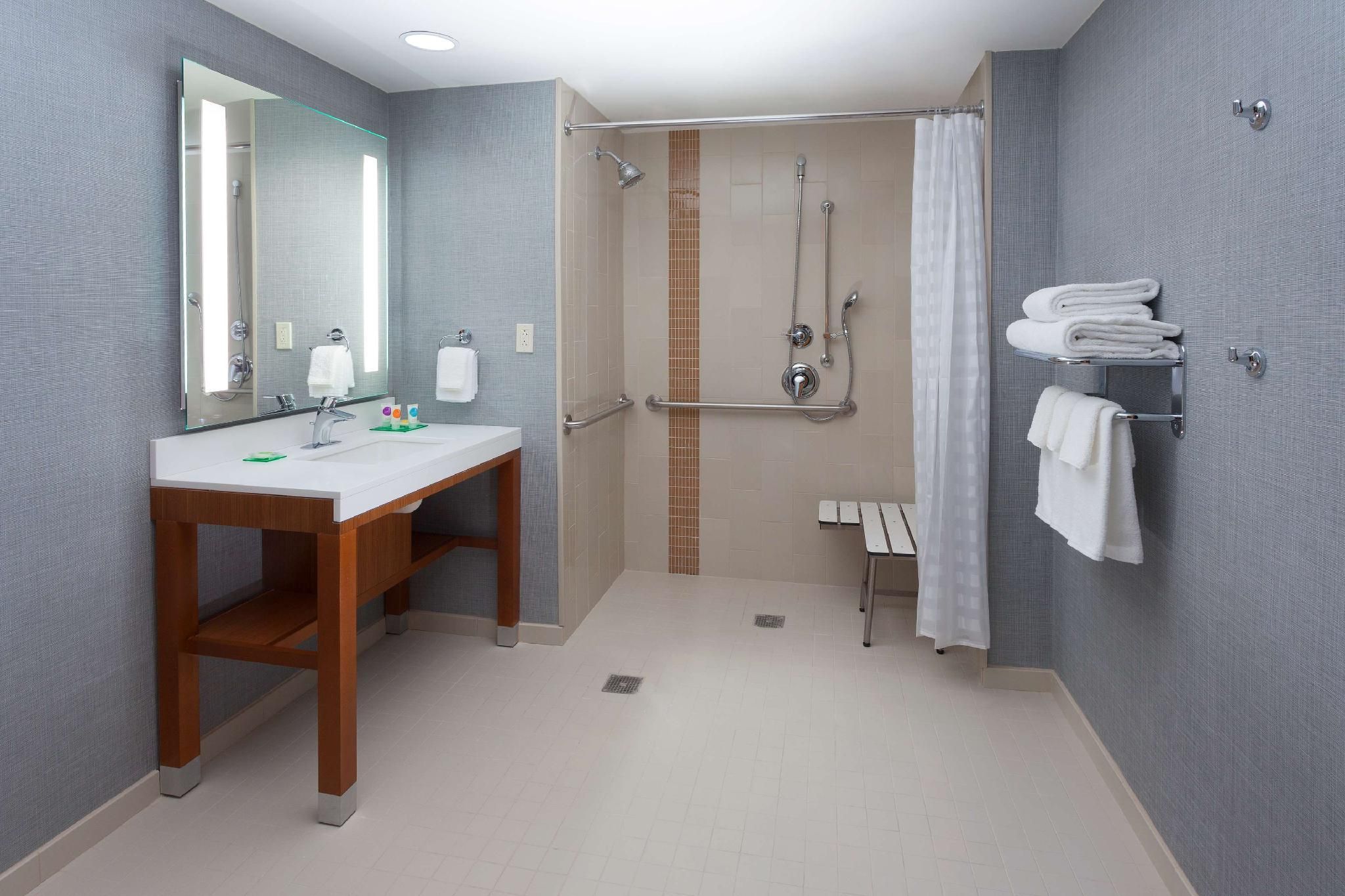 Accessible Two Queen Beds/roll-in Shower (with Sofa Bed)