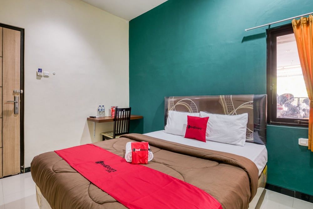 Double Room (RedDoorz)