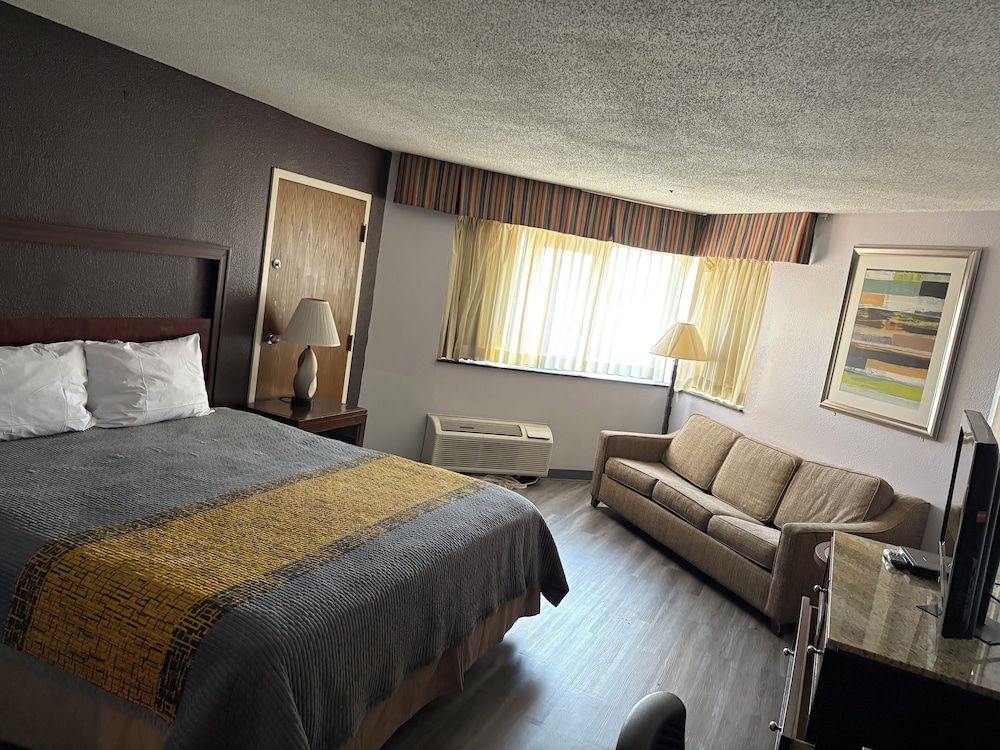 APM Inn and Suites Standard Room, 1 King Bed 4