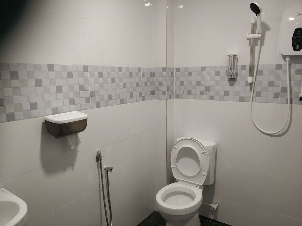 Reno Rooms Ipoh Standard Queen Room, No Windows 4