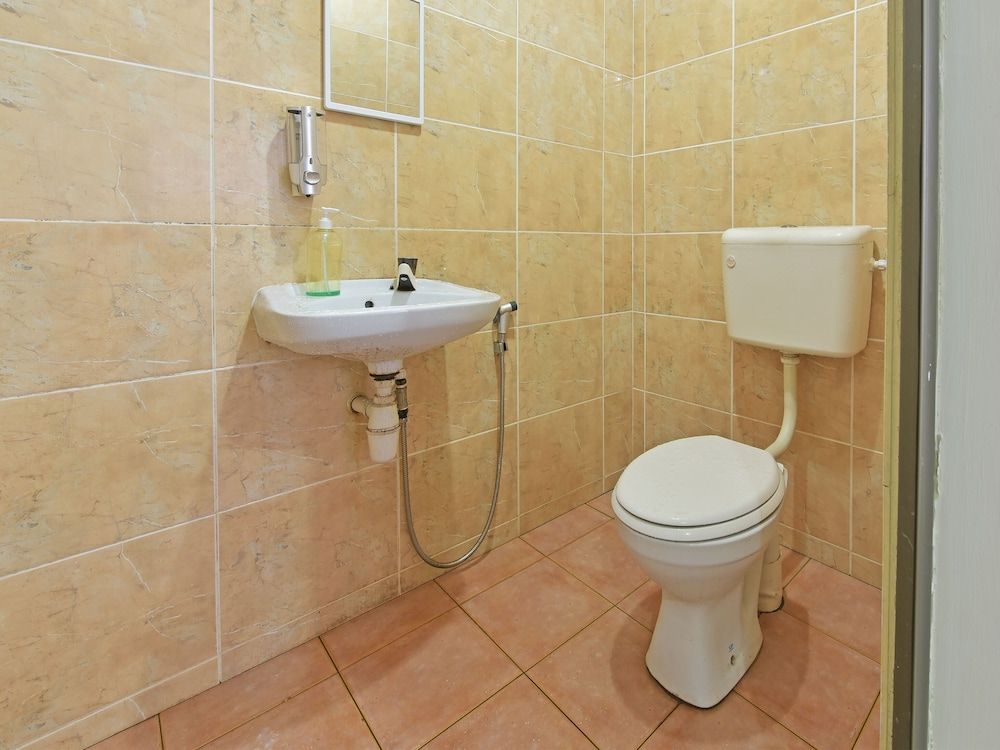 OYO 90765 Hotel Bajet Pulai Deluxe Double Room, 1 Queen Bed 5